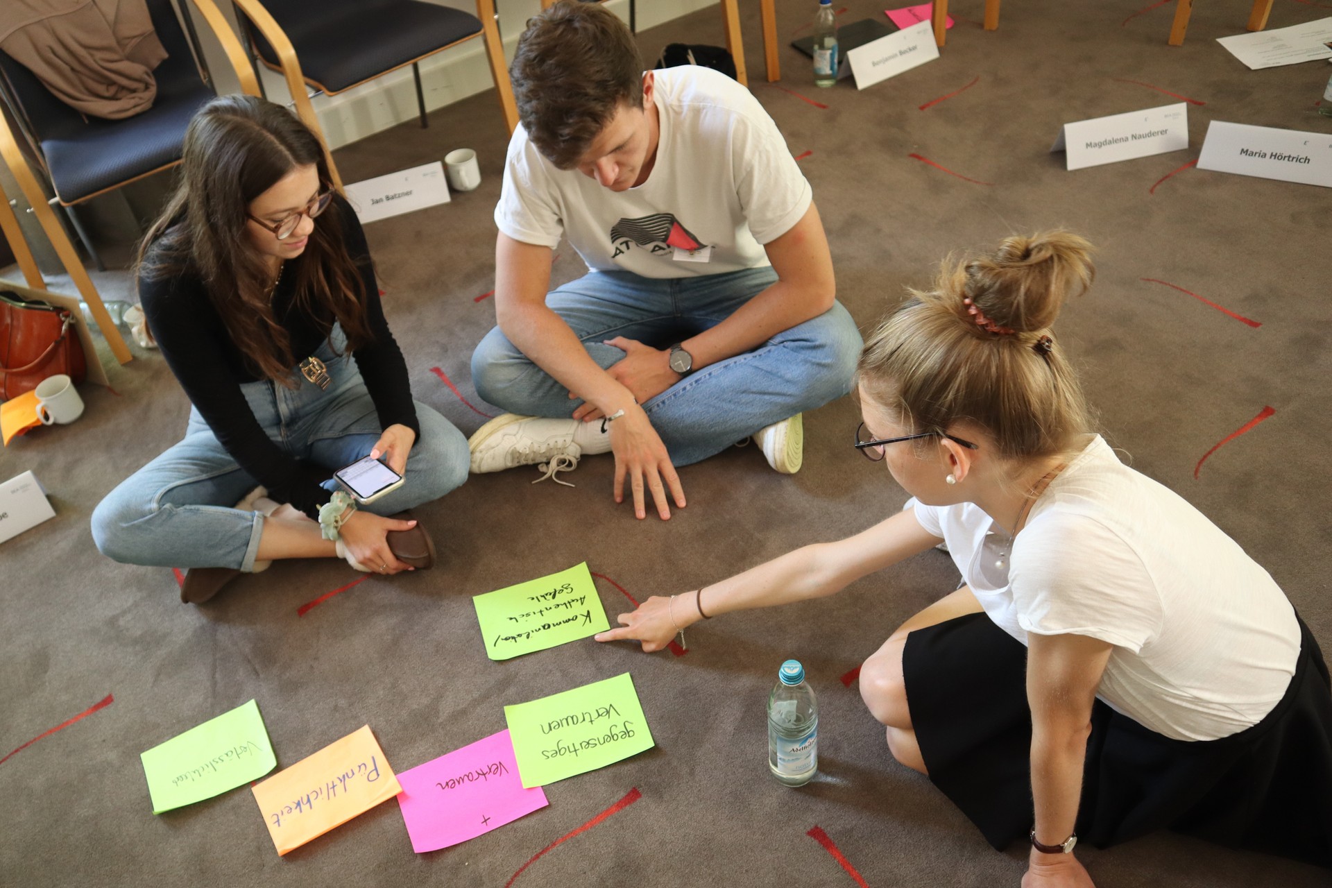 Studierende arbeiten in einem Workshop mit bunten Karten
